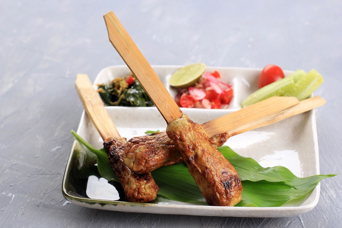 sate-lilit-bali-traditional-balinese-minced-seafo-2023-01-25-11-36-35-utc.jpg