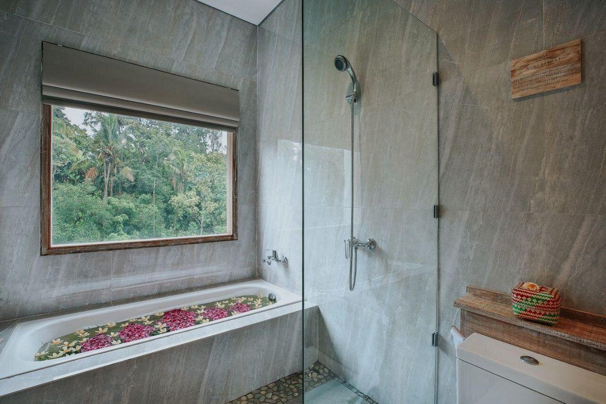 Kawi Resort Ubud bathroom bathub.jpeg