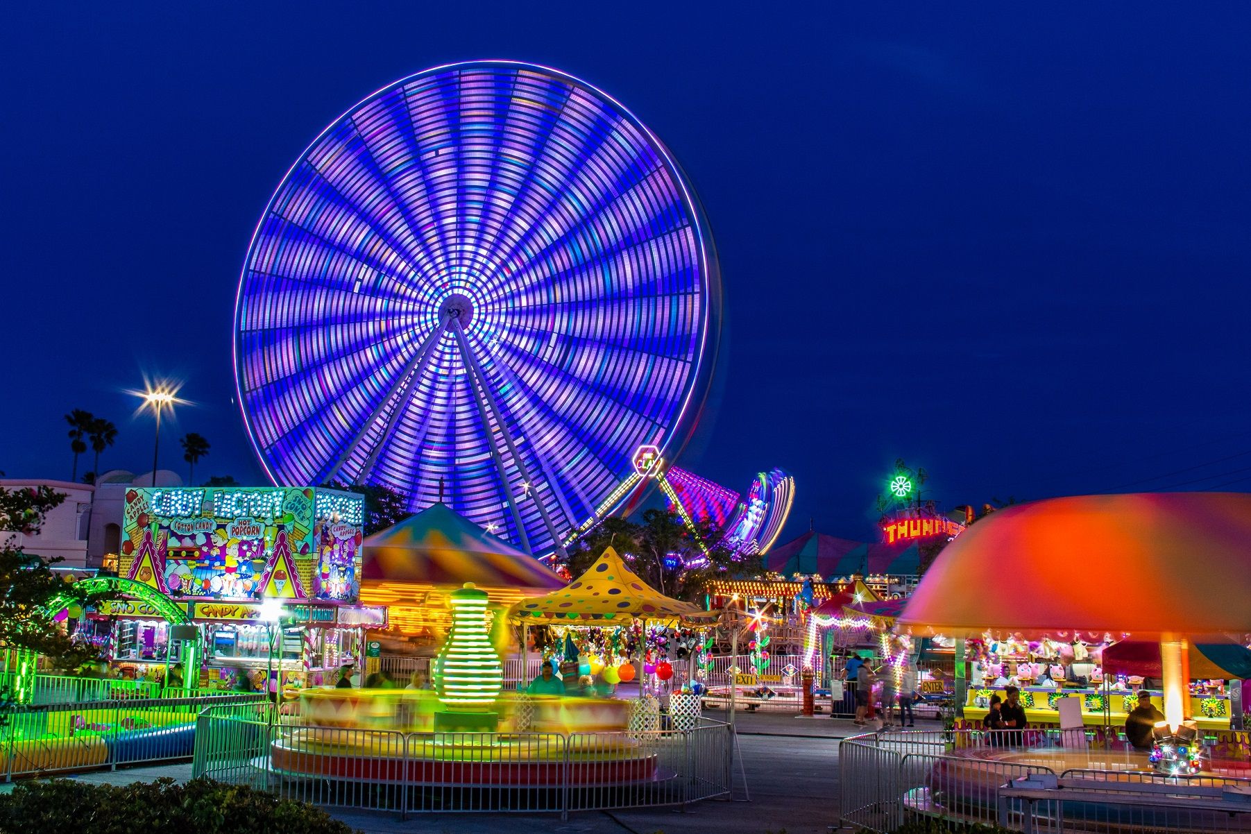 family_trip_in_amusement_park_pexels-edwin-soto-2884693.jpg