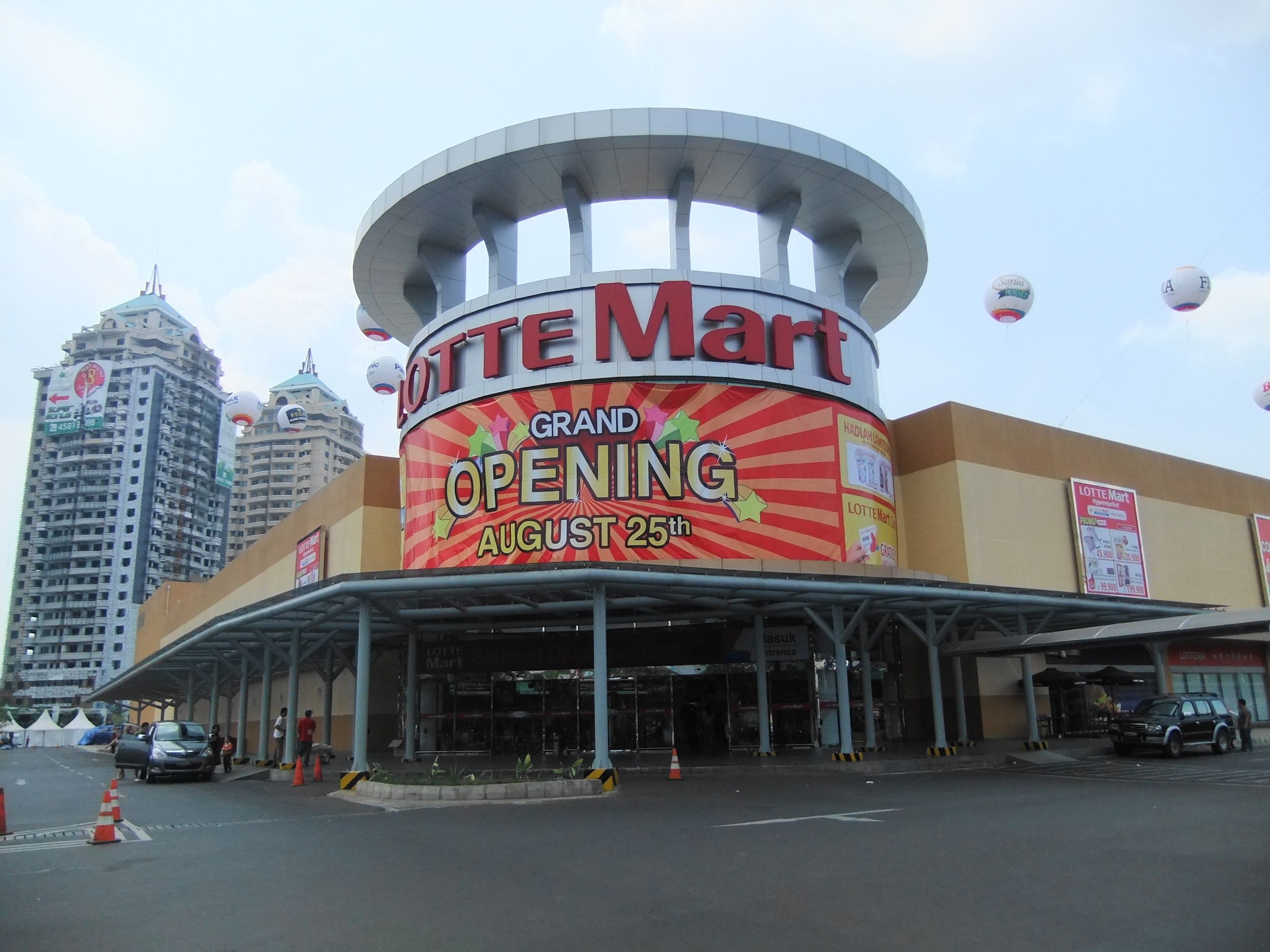 Lotte_Mart_Kelapa_Gading.jpg