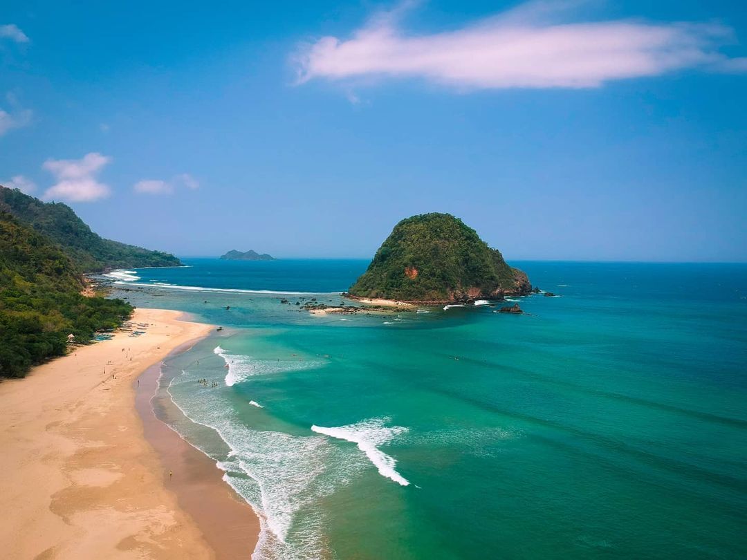 pulau_merah_beach_one_of_Fascinating_Beaches_in_Banyuwangi.jpg