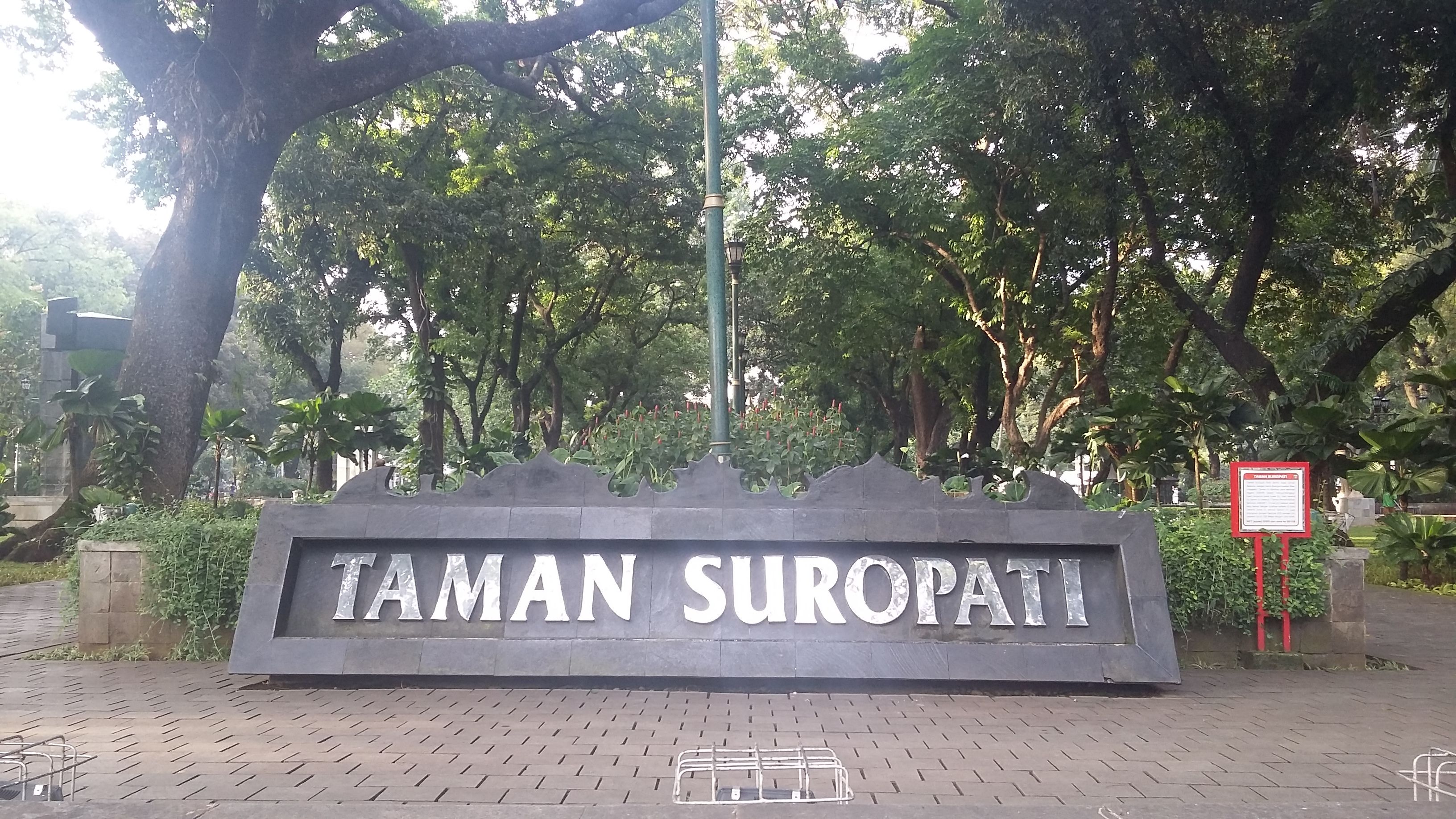 Taman_Suropati_(1).jpg