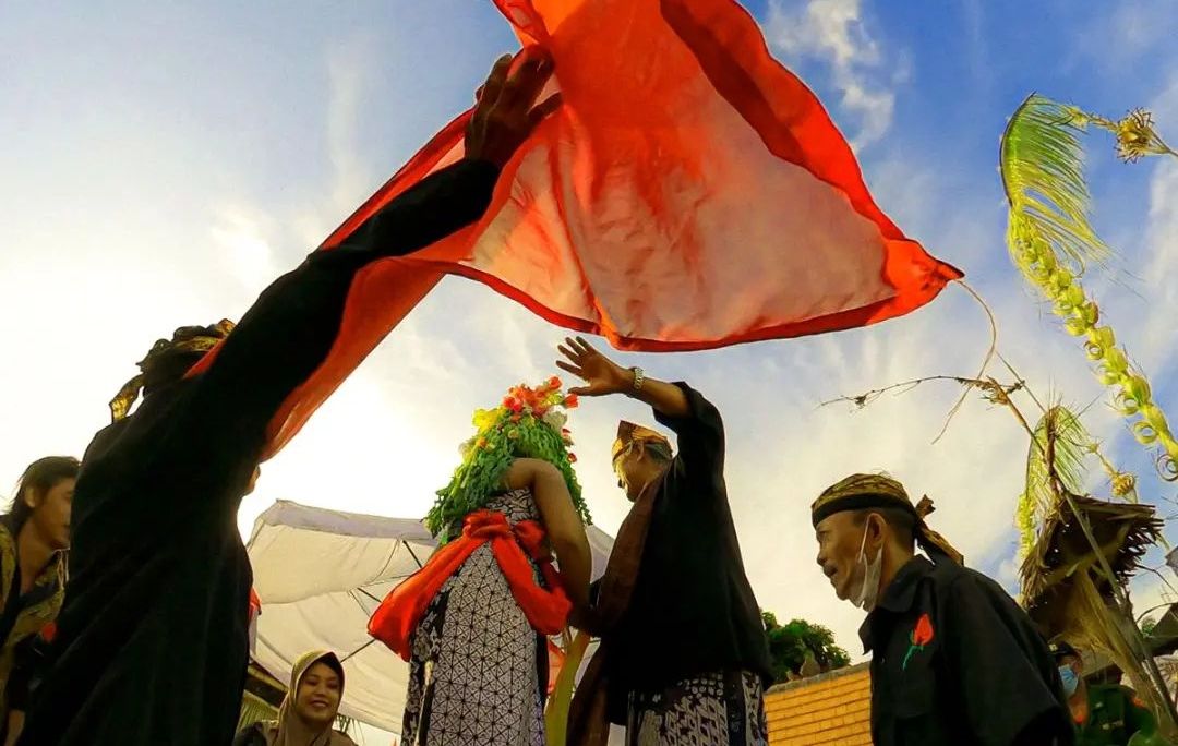 a man dancing with seblang dancer in banyuwangi.jpeg