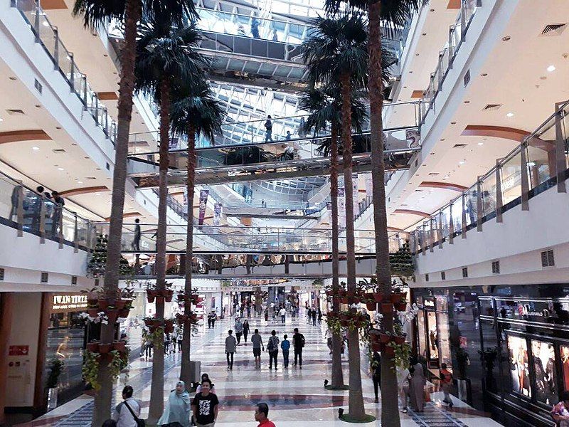Wikipedia Inner_view_of_Pondok_Indah_Mall_2.jpg