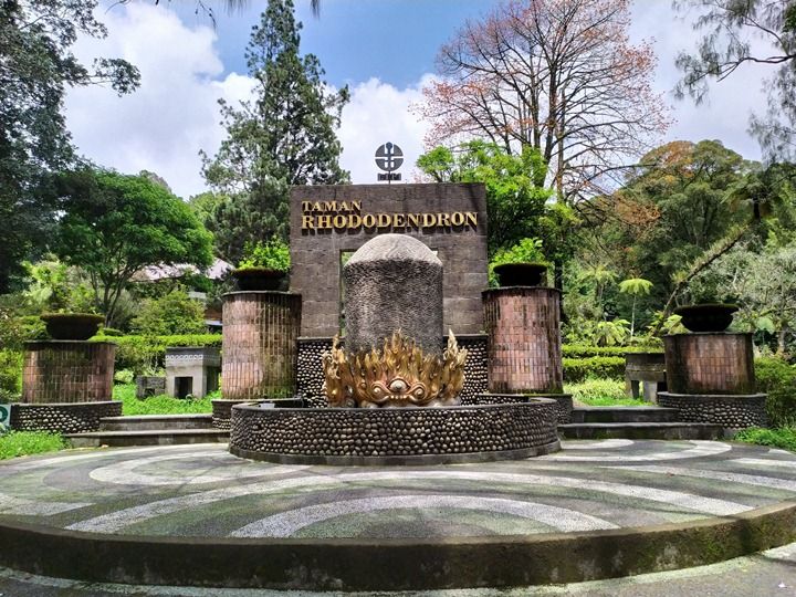 Taman Rhododenron bali botanical garden sclupture.jpg