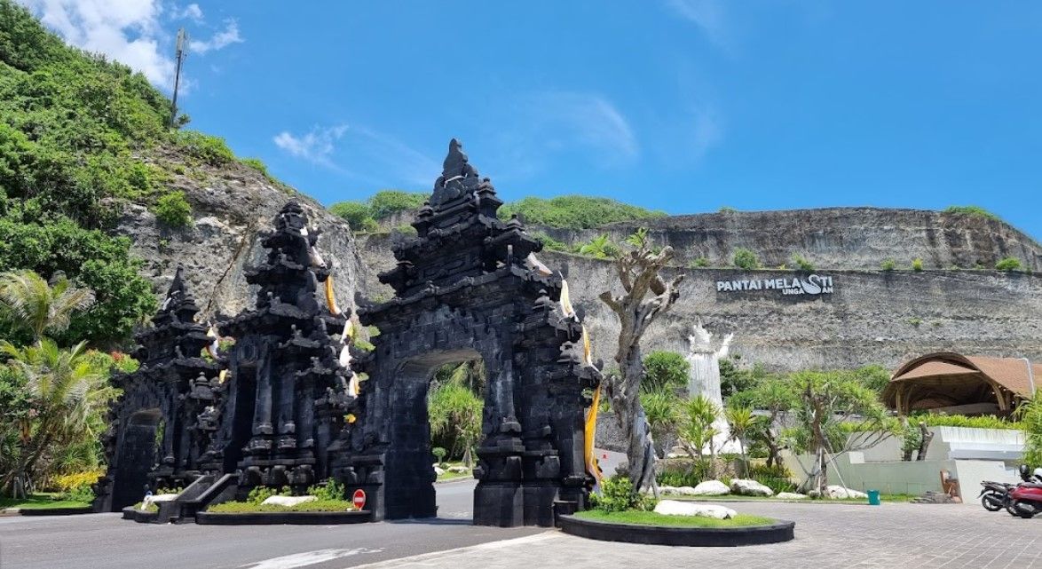 melasti beach bali gapura.jpg