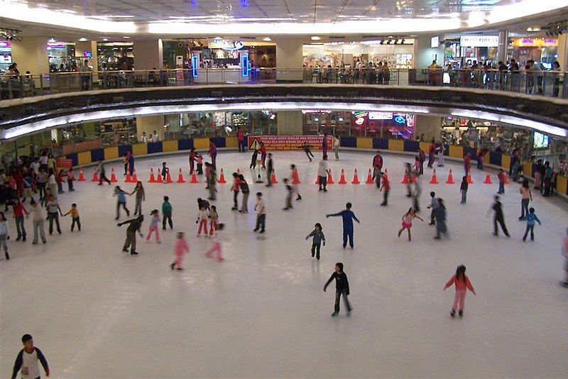Wikipedia Ice_skating_Mall_Taman_Anggrek.jpg