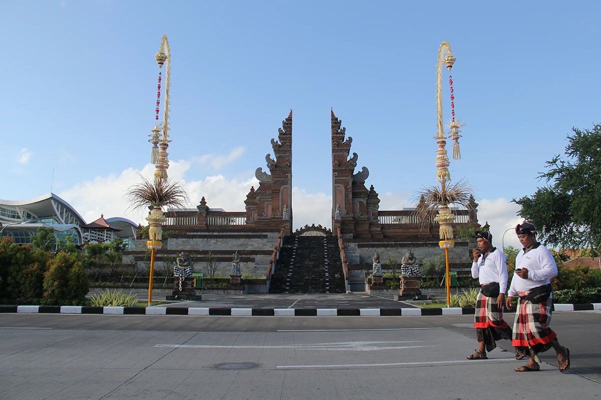patroli pecalang while silent day nyepi in bali.jpg