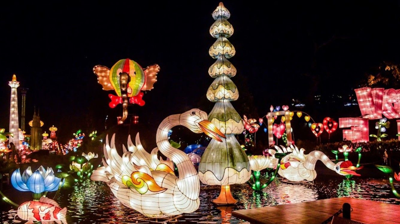 Batu Night Spectacular theme park lampion garden.jpg