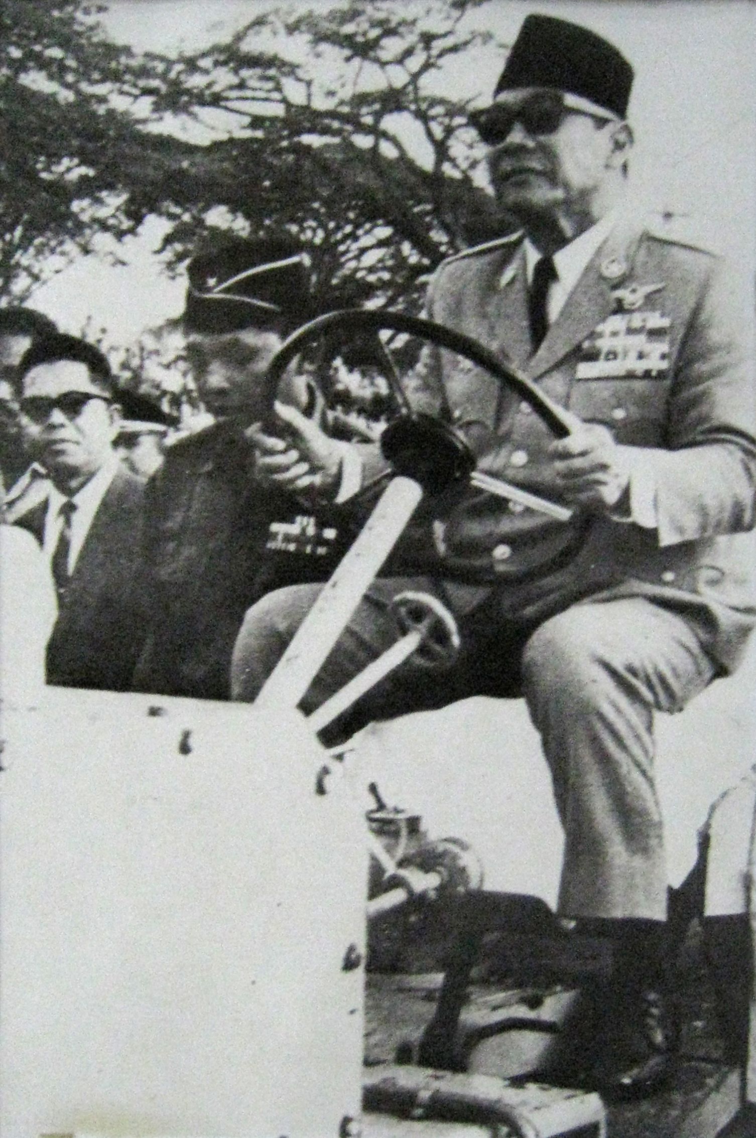 Sukarno inspecting the construction of monas.jpg