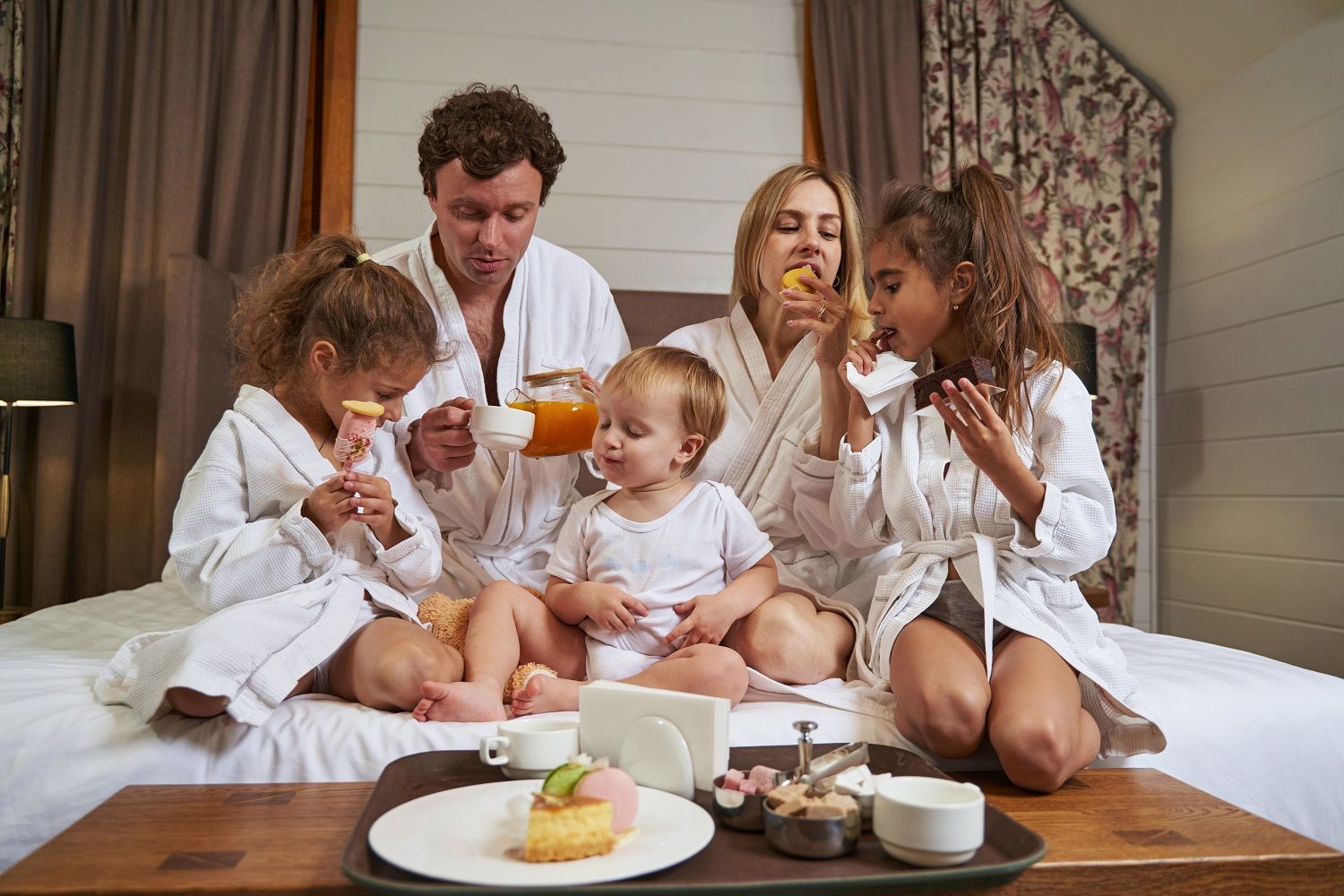 smiling-family-eating-breakfast-in-the-hotel-2022-03-08-23-07-07-utc.jpg