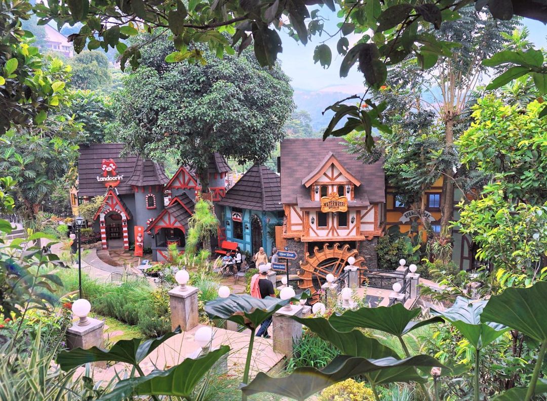 famoso garden europian old town building.jpg