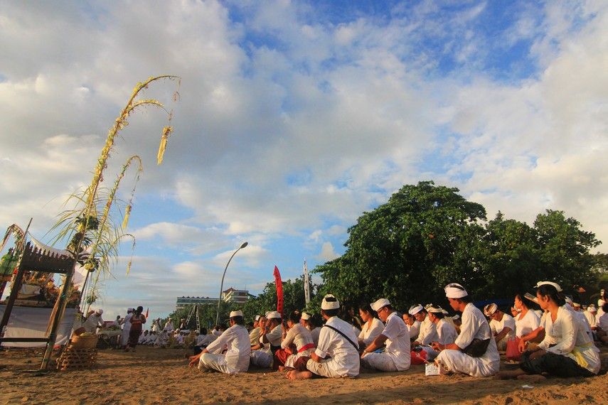 10__IMG_8187_Menjelang_dimulainya_upacara_para_anggota_rombongan_duduk_bersila_menghadap_ke_sumber_air_suci_danau_dan_laut_2.jpg