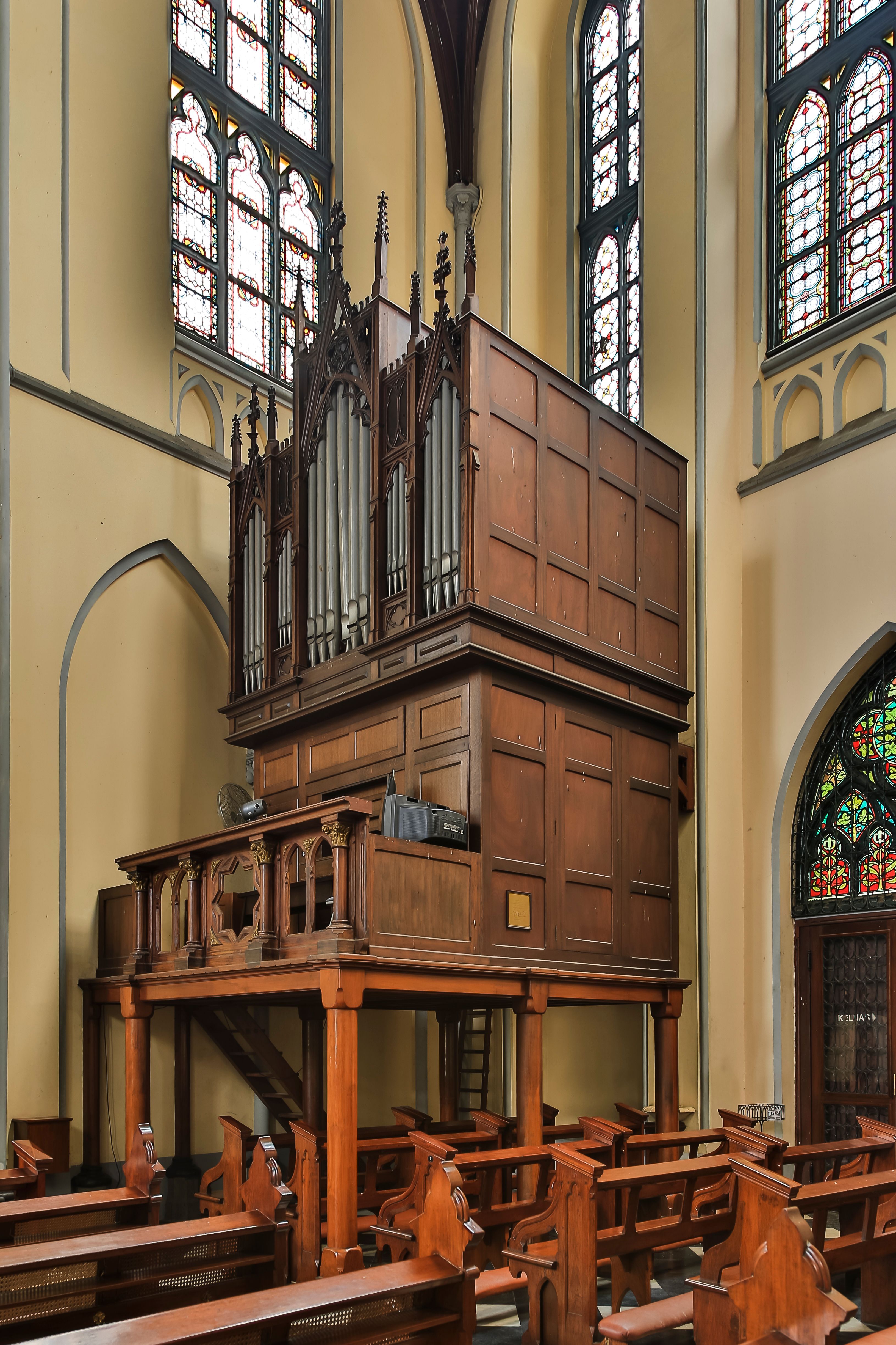 the pipe organ jakarta cathedral.jpg