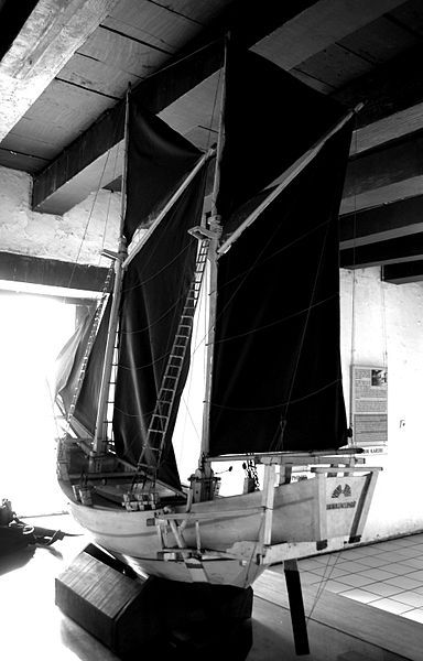 Replica of phinisi ship.jpg