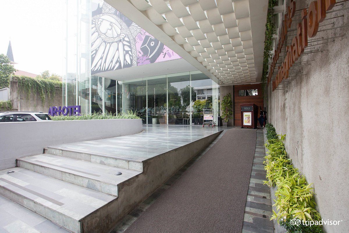 main entrance of artotel thamrin jakarta.jpg