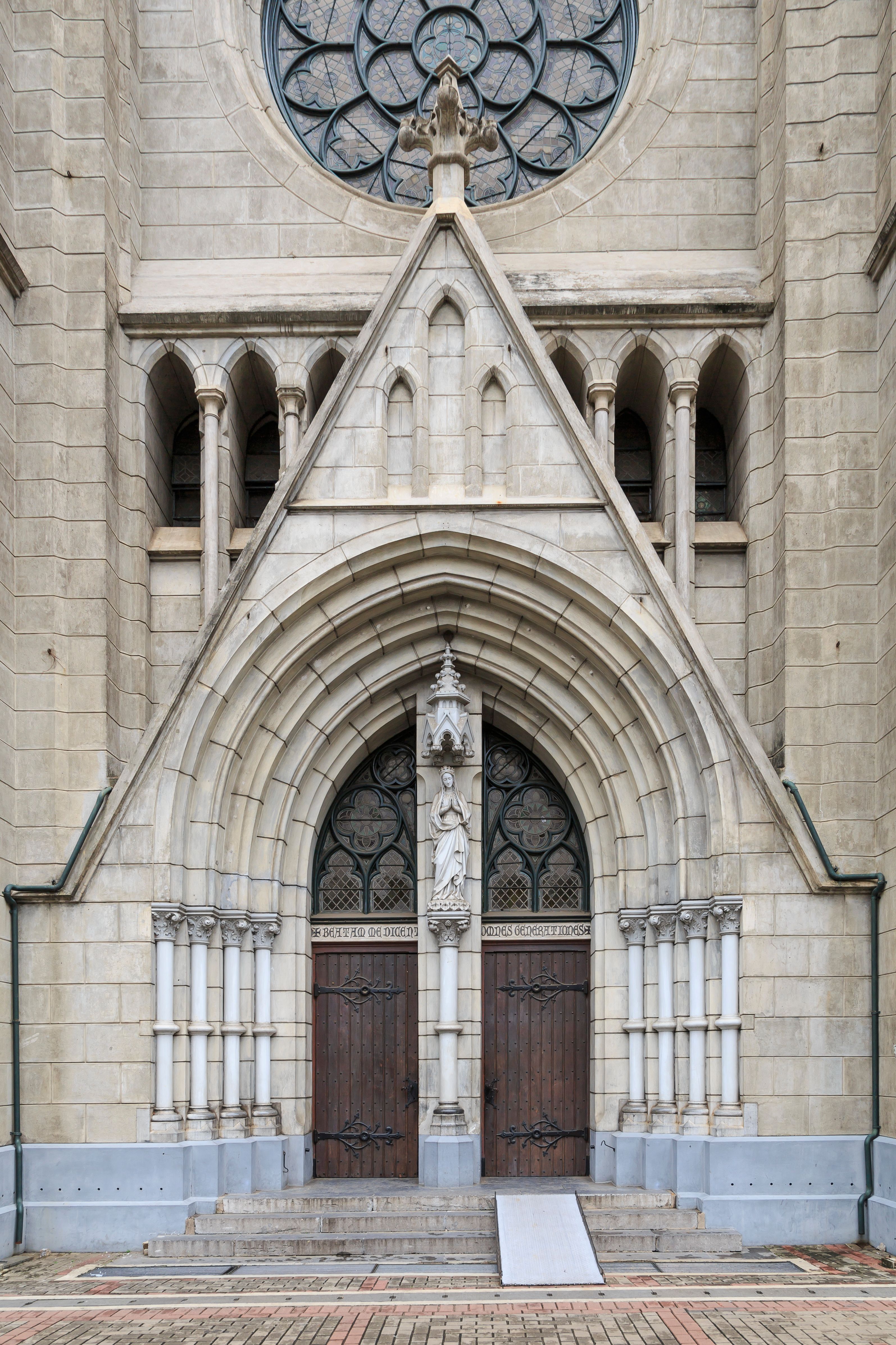 Jakarta_Cathedral_main entrance.jpg