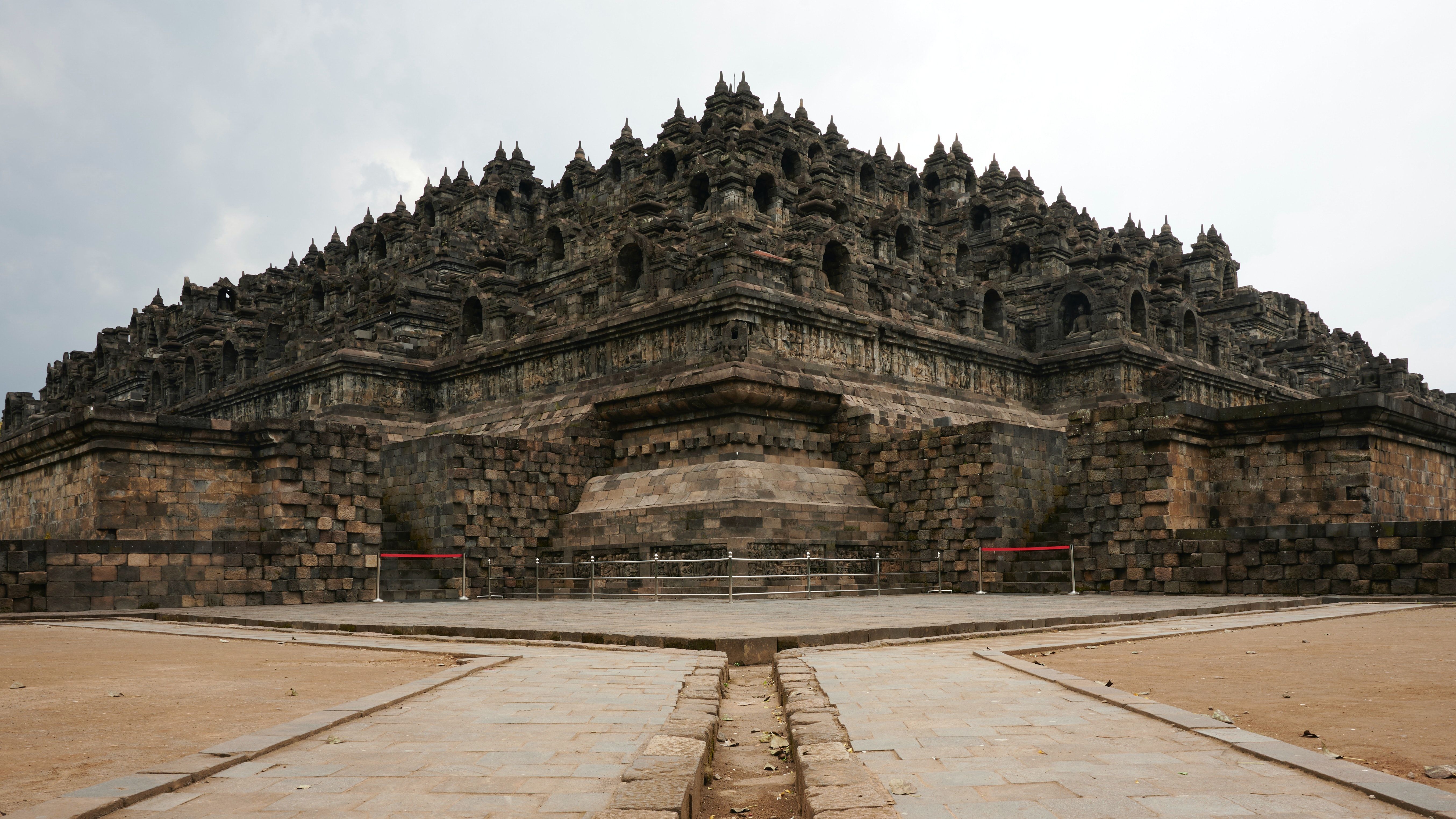 magneficent borobudur temple indonesia - world largest buddhist temple photo 2.jpg