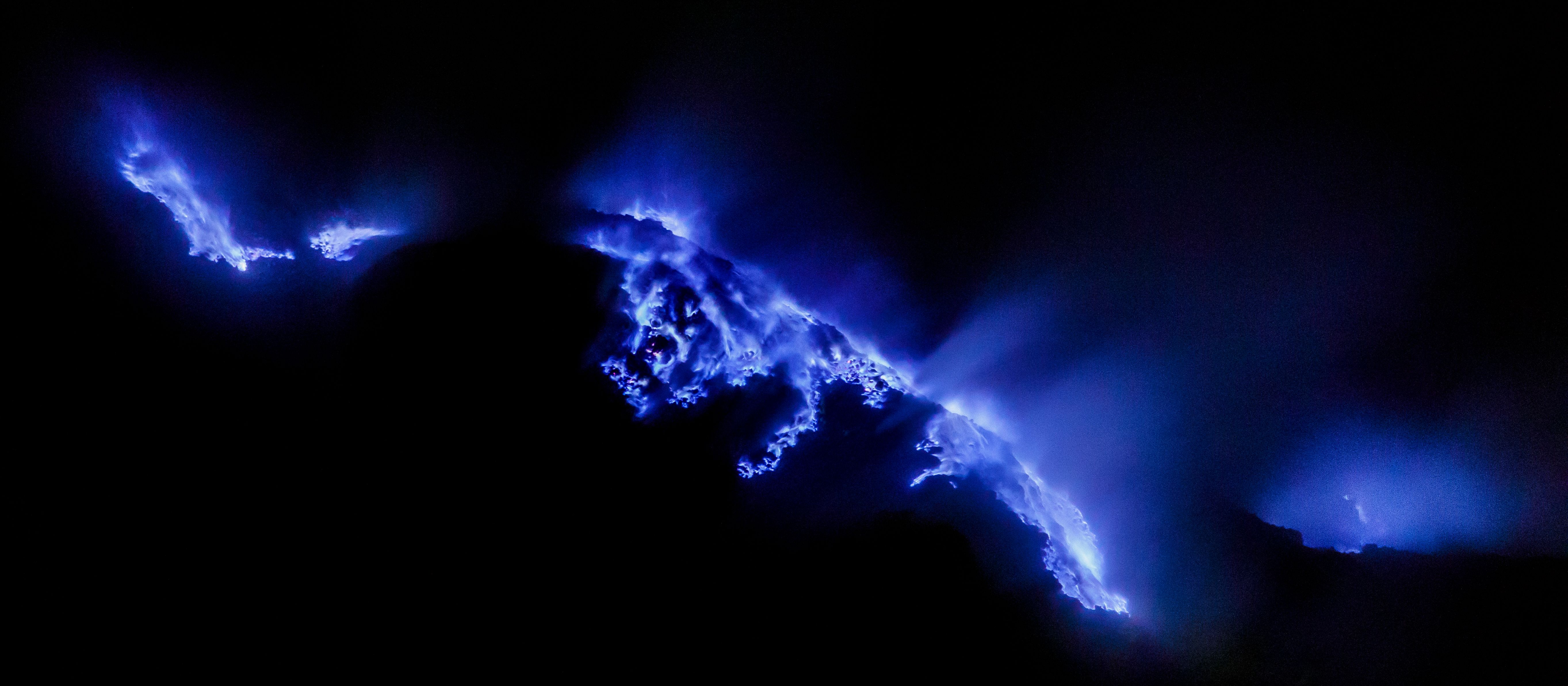 The_blue_fire_of_Kawah_Ijen_1.jpg